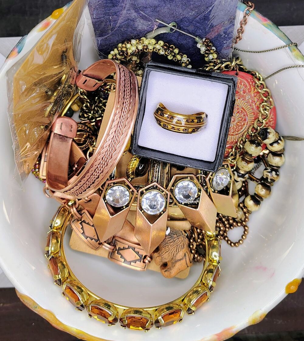 BRONZE AND COPPER THEMED COSTUME JEWELRY LOT - 17+ BEAUTIFUL PIECES!